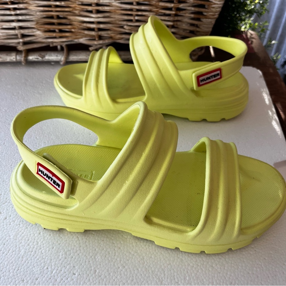Hunter women bloom algae foam adjustable strap sandals. Zesty yellow